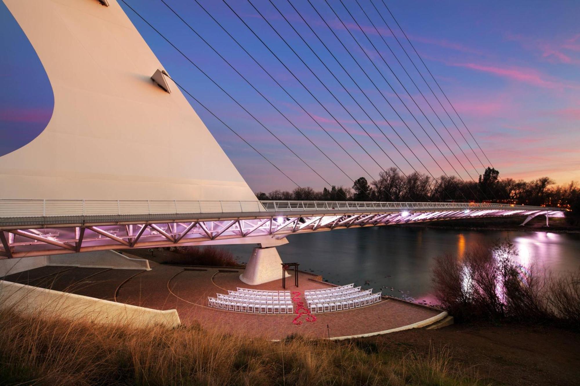 Sheraton Redding Hotel At The Sundial Bridge Exterior foto